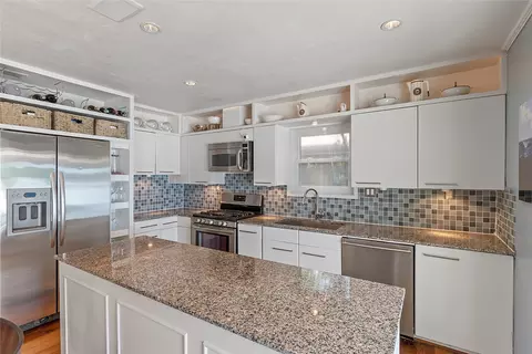 Kitchen - 421 Bevo Trl, Tool, TX 75143 photo 2 of 3