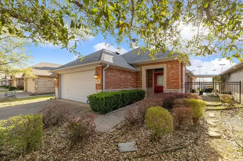 821 Claycourt Cir, Fort Worth, TX 76120