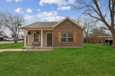 1005 Gibbard Ave, Wills Point, TX 75169