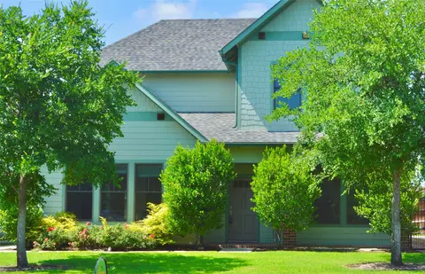613 E Wall St, Grapevine, TX 76051 photo 3
