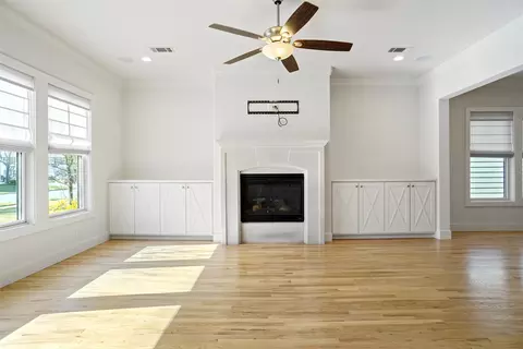 613 E Wall St, Grapevine, TX 76051 photo 4