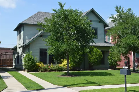 613 E Wall St, Grapevine, TX 76051