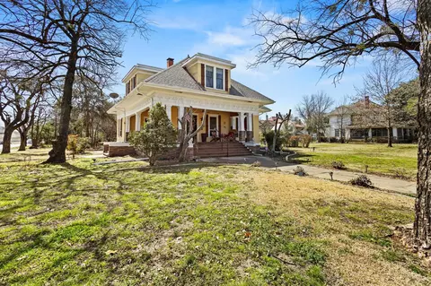 1104 W Bond St, Denison, TX 75020