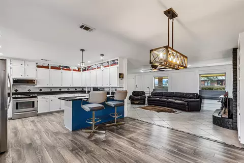 101 Hill Top Cir, Burleson, TX 76028