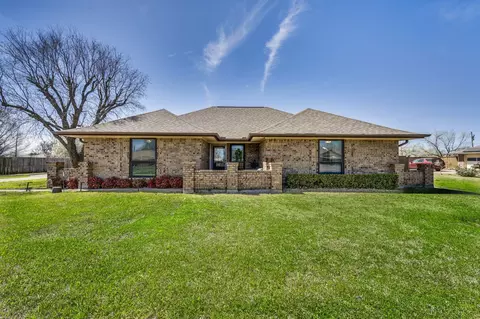 131 Stagecoach Dr, Red Oak, TX 75154