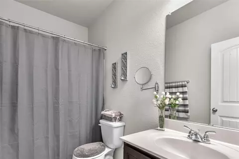 Bath - 2017 Brenham Dr, Forney, TX 75126 photo 1 of 2