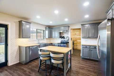 1025 Oak Hurst Dr, Grapevine, TX 76051