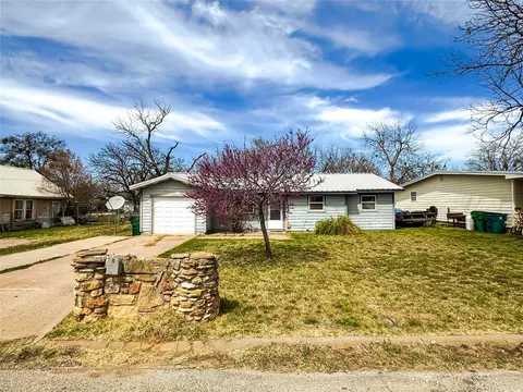 603 E 10th St, Coleman, TX 76834