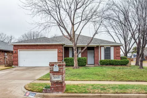 1058 Roundrock Dr, Saginaw, TX 76179
