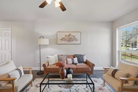 946 Briarwood Dr, Lewisville, TX 75067