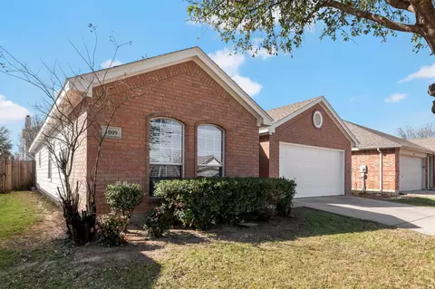 1009 Fort Apache Dr, Haslet, TX 76052