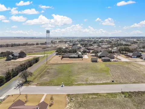 42 Pareya Cir, West, TX 76691
