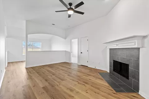 Living - 129 Jackson Dr, Terrell, TX 75160 photo 2 of 3