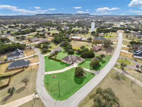 921 W Apache Trl, Granbury, TX 76048