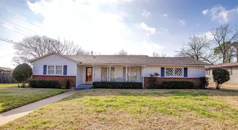 1203 Greenbriar Ln, Cleburne, TX 76033
