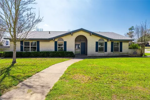 902 Bradley Dr, Athens, TX 75751