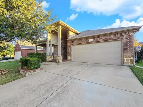 3 Hazelnook Rd, Edgecliff Village, TX 76134