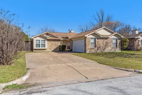 425 Betsy Ross Dr, Arlington, TX 76002