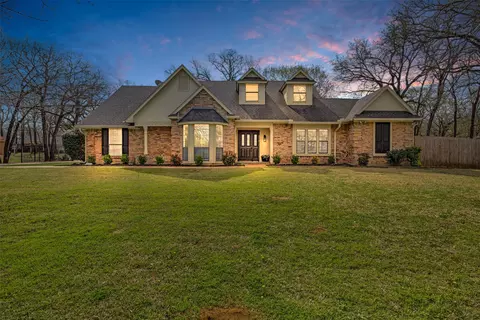 312 Emerald Ct, Burleson, TX 76028