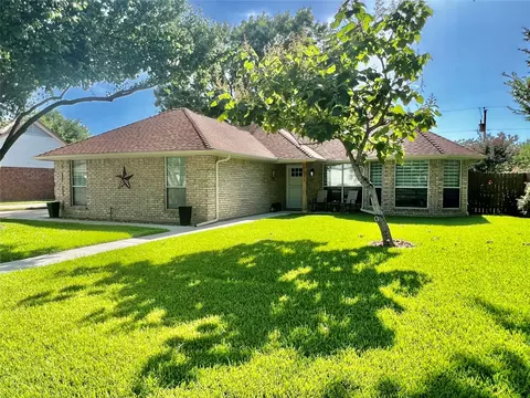 510 Canary Ln, Red Oak, TX 75154