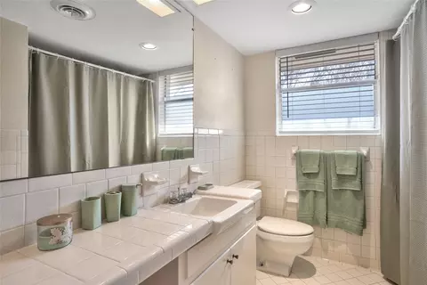 Bath - 5837 E University Blvd #C, Dallas, TX 75206 photo 1 of 2