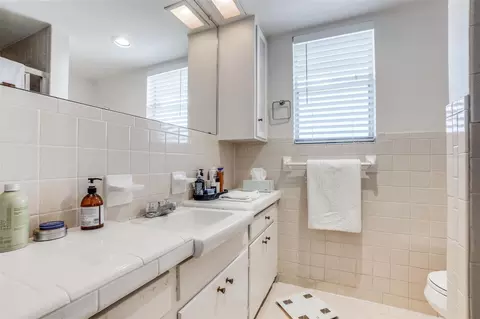 Bath - 5837 E University Blvd #C, Dallas, TX 75206 photo 2 of 2