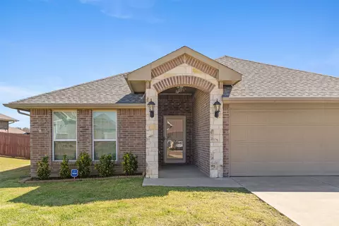 104 Springleaf Ln, Mabank, TX 75147