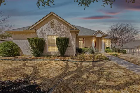 8962 Leslie Ct, Benbrook, TX 76126