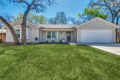 6820 Shadydale Dr, North Richland Hills, TX 76182