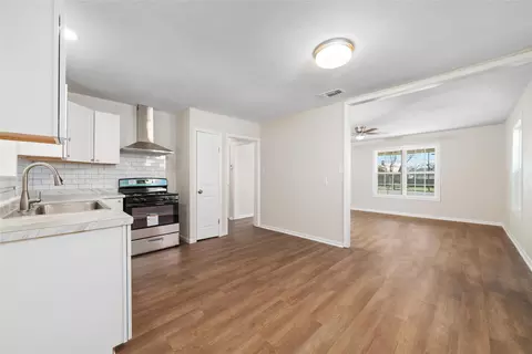 911 S Commercial Ave, Coleman, TX 76834