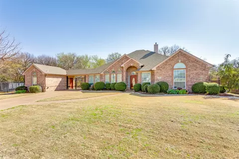 604 Oak Leaf Dr, Kennedale, TX 76060