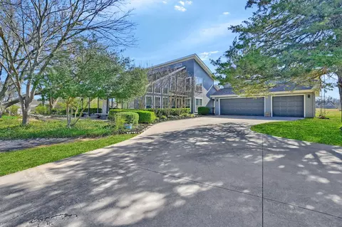 525 Kiowa Dr E, Lake Kiowa, TX 76240