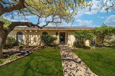 702 Edelweiss Dr, Grand Prairie, TX 75052