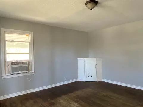 204 S Williams Dr, Comanche, TX 76442 photo 2