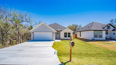911 Devils River Dr, Granbury, TX 76048