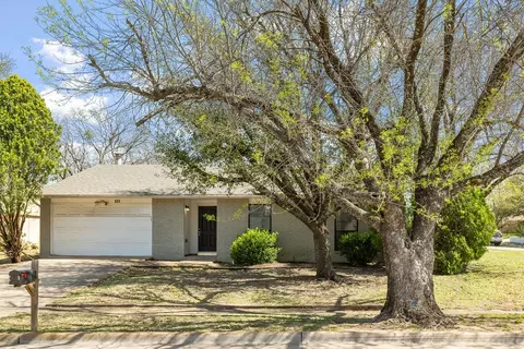 623 Live Oak Dr, Mansfield, TX 76063