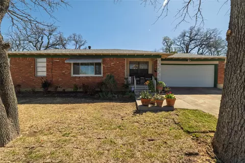 7124 Meadowbrook Dr, Fort Worth, TX 76112