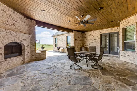 1077 Deerfield Dr, Wills Point, TX 75169
