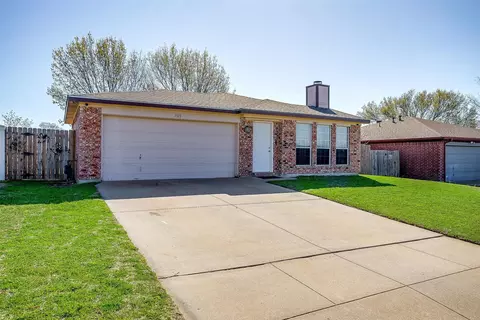 709 Basset Locke Dr, Fort Worth, TX 76108