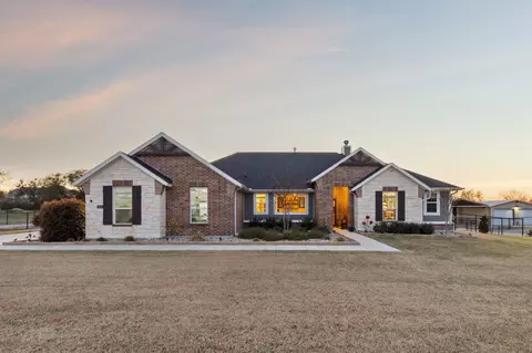 1053 Flagstone Dr, Weatherford, TX 76085