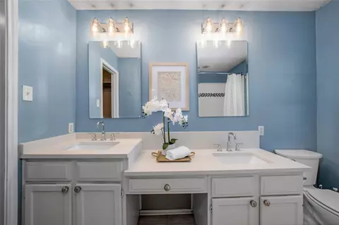 Bath - 672 Phillips Dr, Coppell, TX 75019 photo 2 of 4