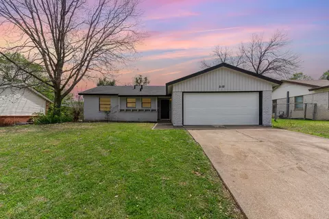 2110 Brookshire St, Arlington, TX 76010