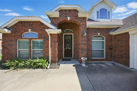 707 Cross Creek Dr, Cedar Hill, TX 75104