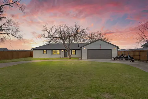 4023 Apache Trail Ct, Granbury, TX 76048