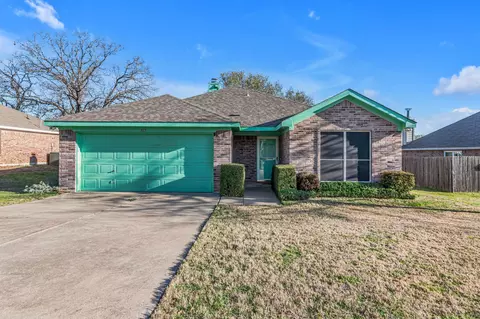 517 Logan Dr, Azle, TX 76020