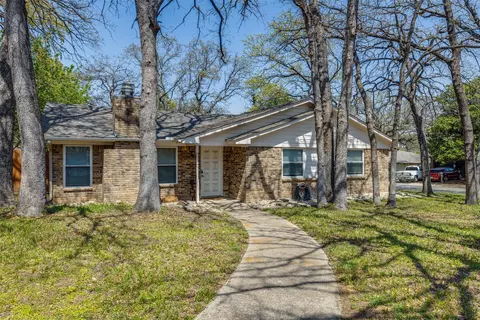 5524 Parliament Dr, Arlington, TX 76017