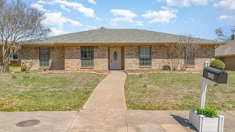 1949 Chesham Dr, Carrollton, TX 75007
