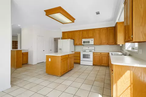 Kitchen - 2075 Huling Rd, Sanger, TX 76266 photo 1 of 3