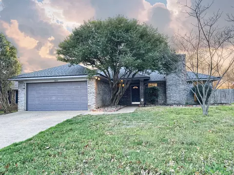 6813 Wayfarer Trl, Fort Worth, TX 76137