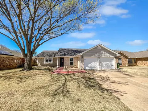 8001 Berrybrook Dr, Watauga, TX 76148